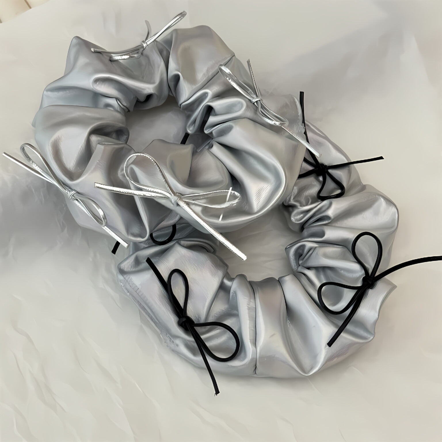 Hair Tie Velvet - Chouchous surdimensionnés en Faux cuir argenté